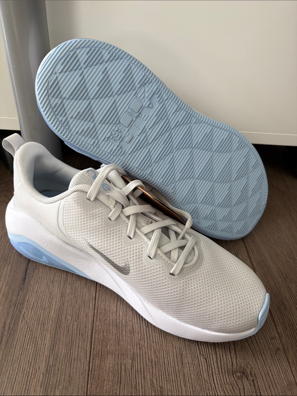 NWT Nike Bella Women’s Light Gray and Light Blue Sneakers. Women’s Size 7.5
